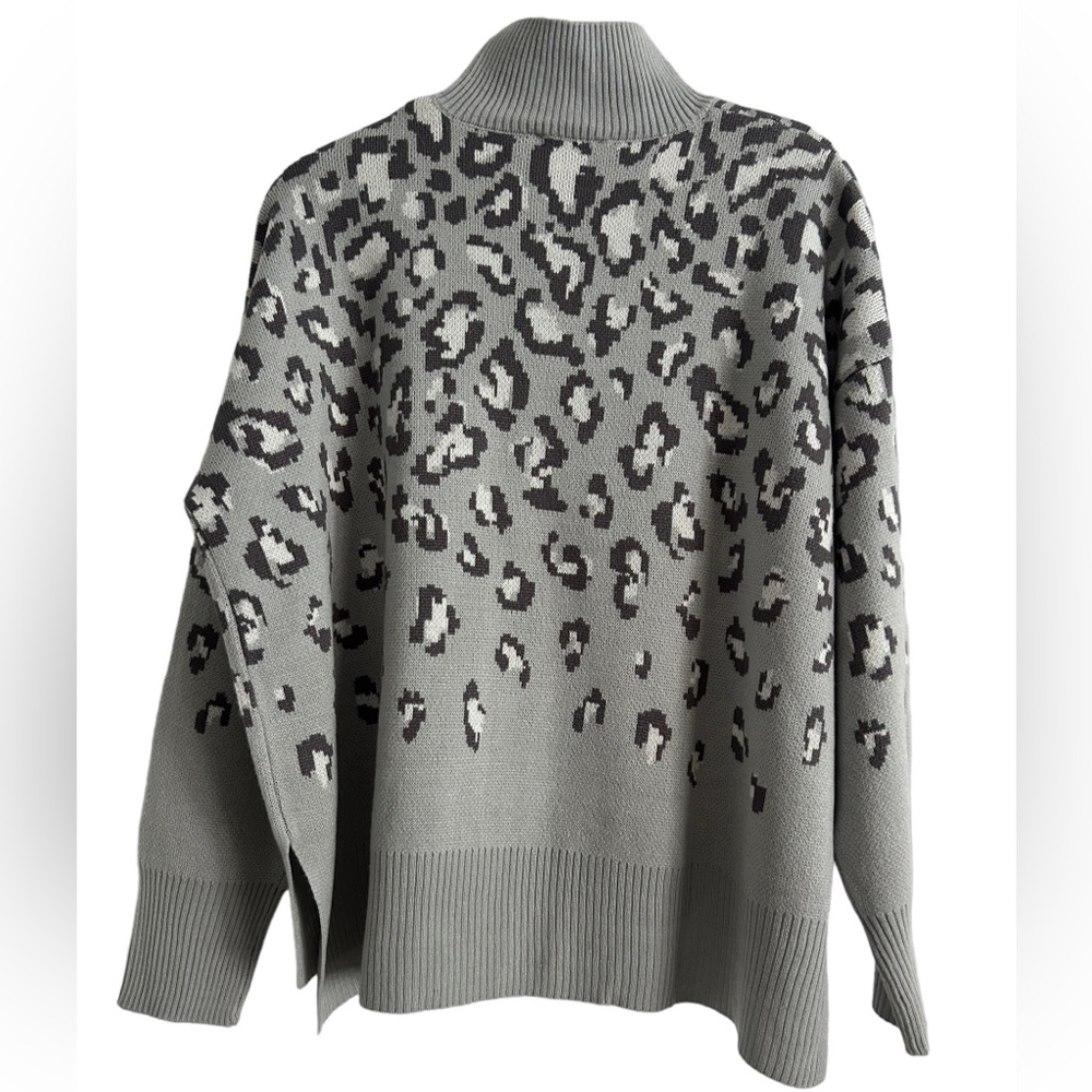••New With Tags Inman Global Chic Mock Neck Grey White Leopard Print Sweater